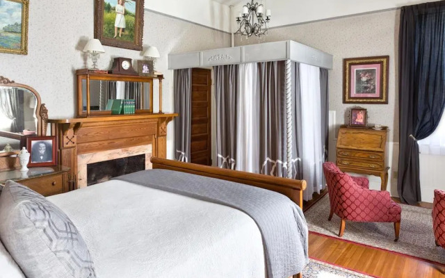 The Reynolds Mansion