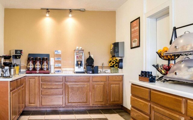 Econo Lodge Topeka Blvd.