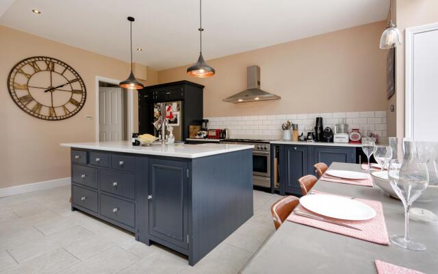 Spectacular Shepherds Bush Home Close to Westfield