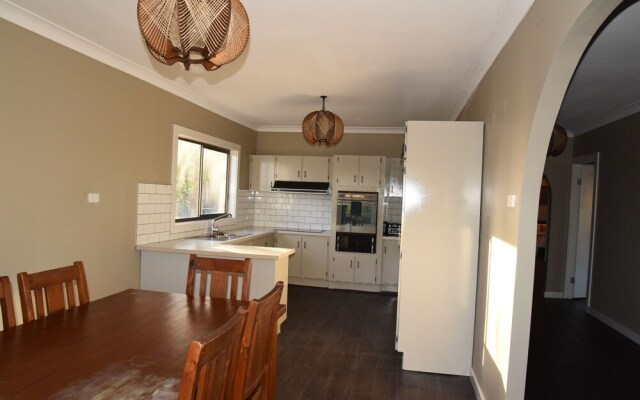 Warrawong holiday big home