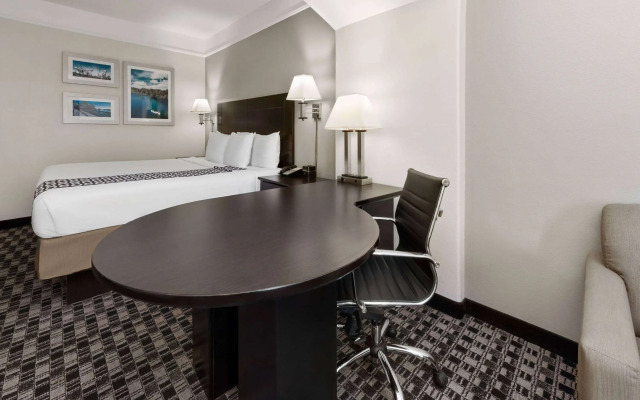 La Quinta Inn & Suites by Wyndham Deer Park