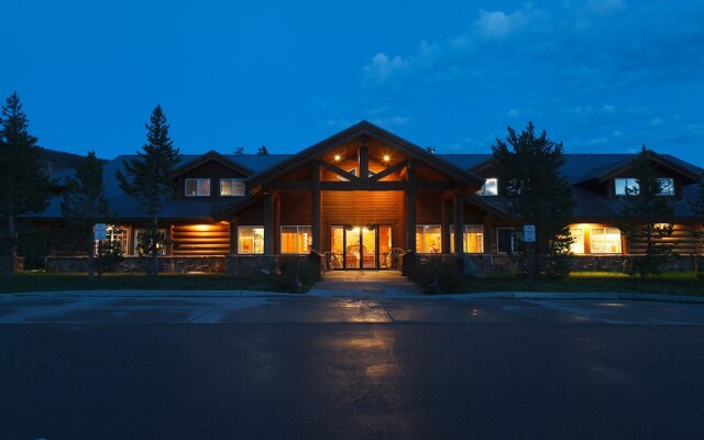 Headwaters Lodge & Cabins at Flagg Ranch