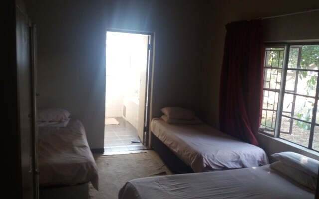Room in Guest Room - 3 Single Bedroom in Farmhouse in Limpopo Province