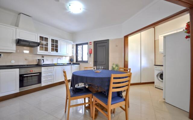 Residential Cul-de-sac Walking Distance to Centre, Private Pool, Free AC & Wifi