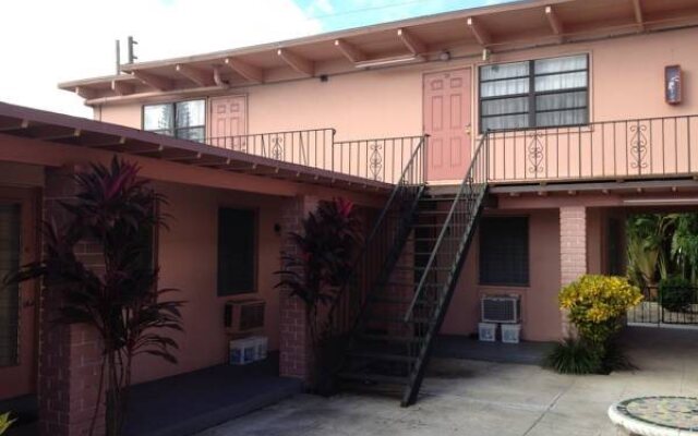 Helen Apartments & Motel