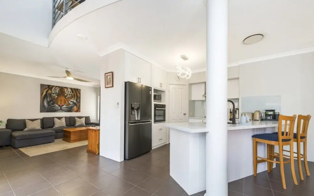 Stylish 3-bed Townhouse With Courtyard & BBQ
