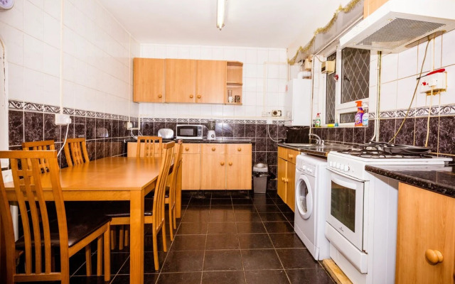 Colebert Avenue Apartment