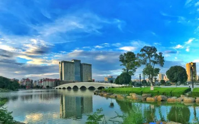 Auspicious Phoenix Hotel