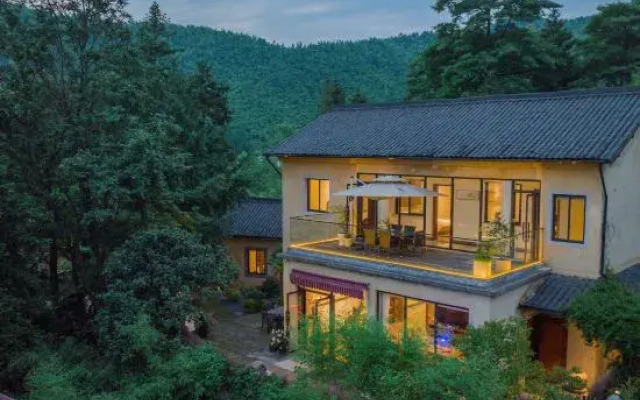 Two Mountains Villa & Courtyard
