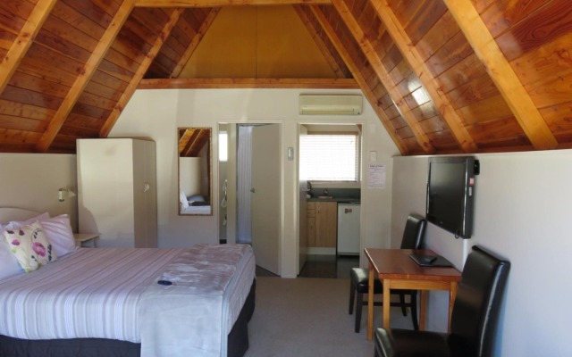 Mountain Chalets Motel