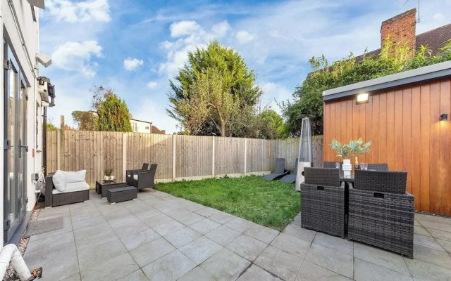 Spacious 4BR Home in Brentford, Free Parking