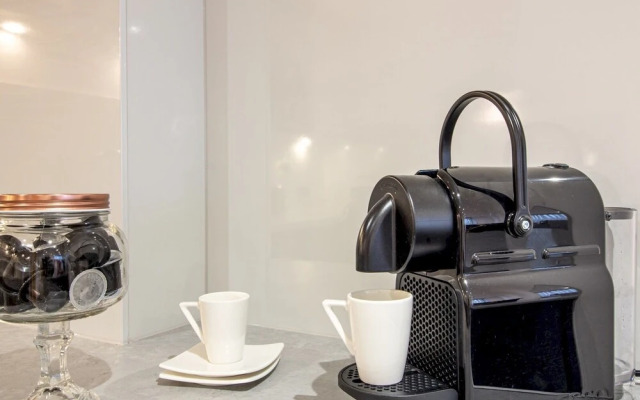 Stylish + Modern 2BR Riverside Apt, Free Parking