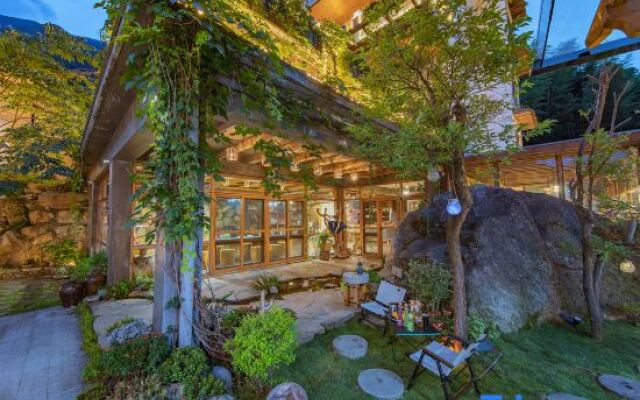 Anji Qingshi Shang · Cave Hot Spring Homestay