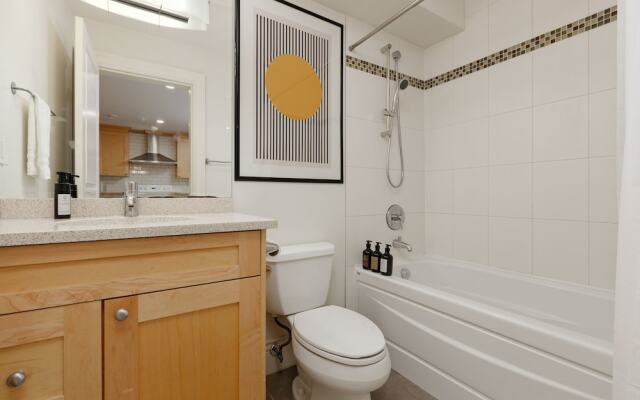 Cozy 2BR BSMT Suite Near Grouse Mt. and Edgemont.