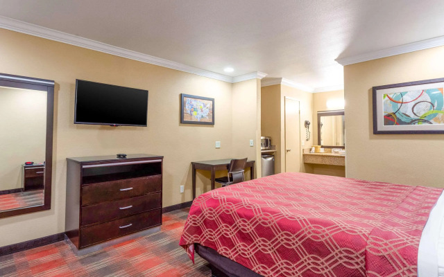 Econo Lodge Inn & Suites Escondido Downtown