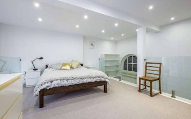 Stylish Loft Style Apartment Close To Overground