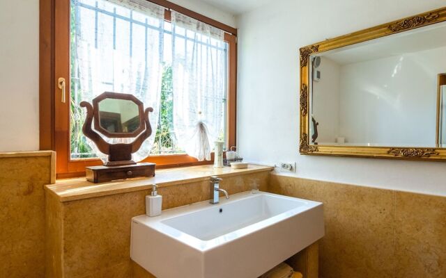 Villa With Private Pool and View of the Lake