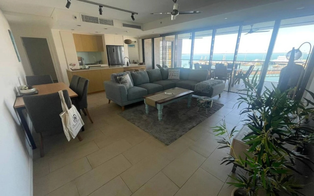 ZEN Paradise - 2-br Waterfront Ocean View Retreat – Lobby – Darwin