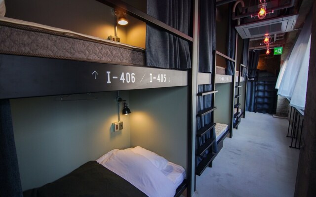 RED SUBMARINE - Hostel