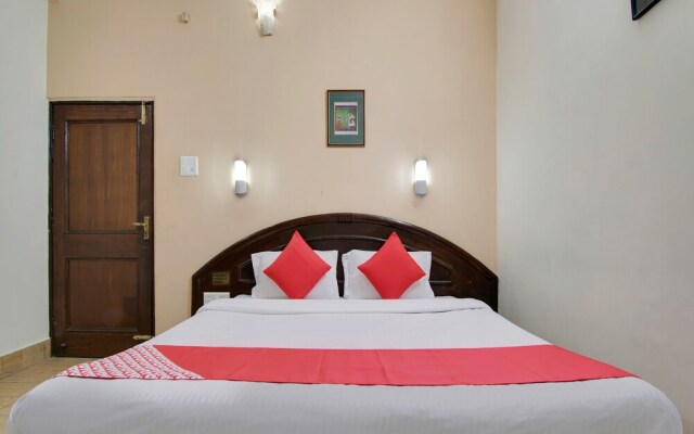 Oyo 26837 Hotel White House