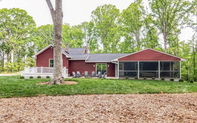 Woodhaven: Your Serene Countryside Escape 5 Bedroom Farmhouse by RedAwning