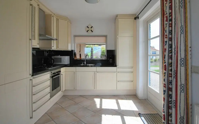 Thatched Villa by Ijsselmeer