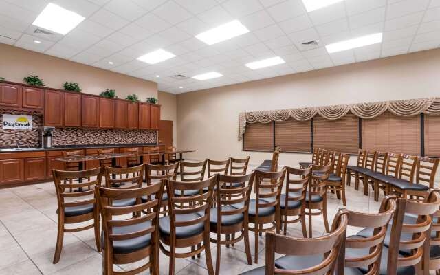 Days Inn & Suites by Wyndham Lakeland