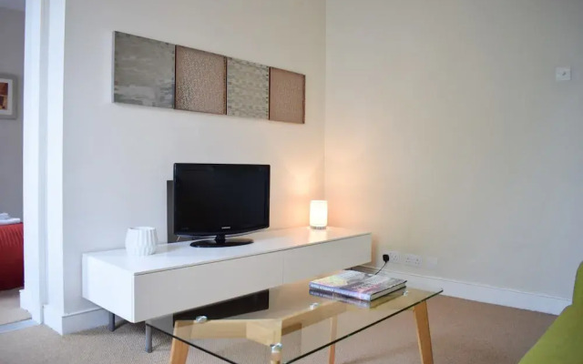 2 Bedroom Flat Near Tower Hill