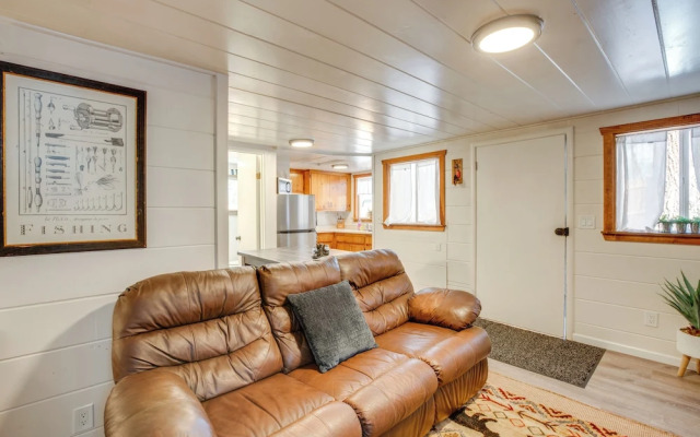 Walk to Beach: Dog-friendly Cabin in Glenbrook!