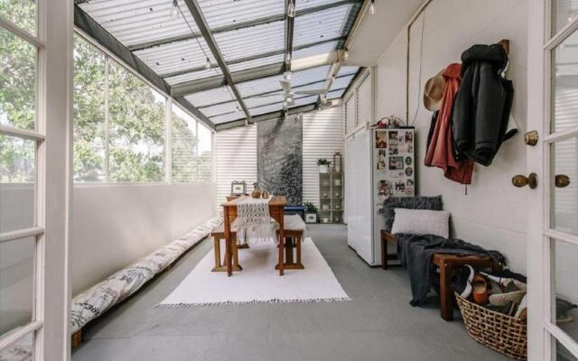 Byrne House - Modern-rustic Fireplace Wi-fi