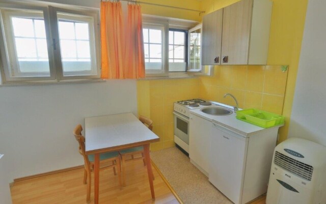 Sunny Apartment with private parking