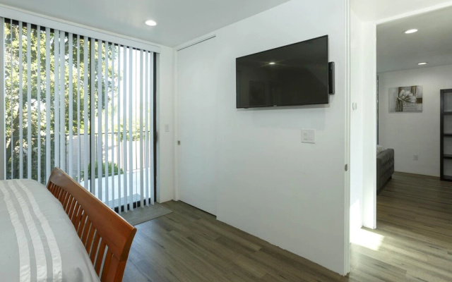 2nd Story Masterpiece In Venice Beach 4 Bedroom Home by RedAwning