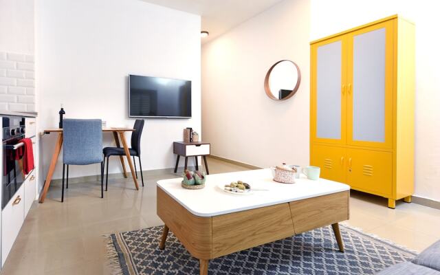 Quiet Apt in the Heart of The City