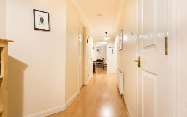 Central & stylish 3 bedroom, 2 bath, free parking