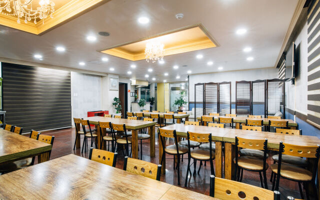 The Oakra Hotel