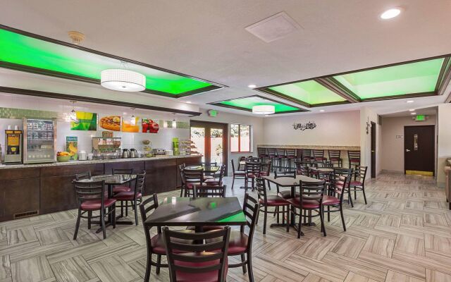 Quality Inn & Suites Holland