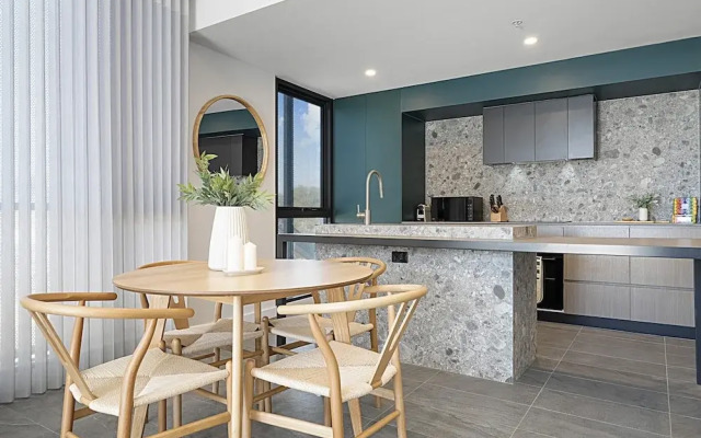 Spacious 2-bed Apartment With Rooftop Views