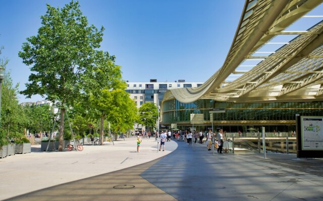 New Stunning 4 Bdrs Apt, With AC – Le Marais