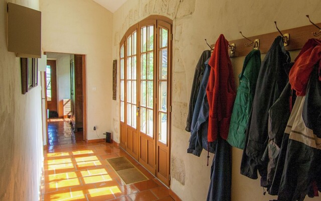 Marvelous Holiday Home in Issac With Swimming Pool