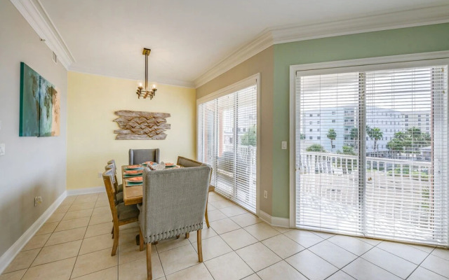 Penthouse Luxury - Exquisite Oceanside Condo