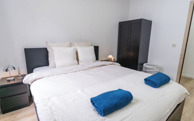 Modern 3BR Apt for 6 with Patio Ghent