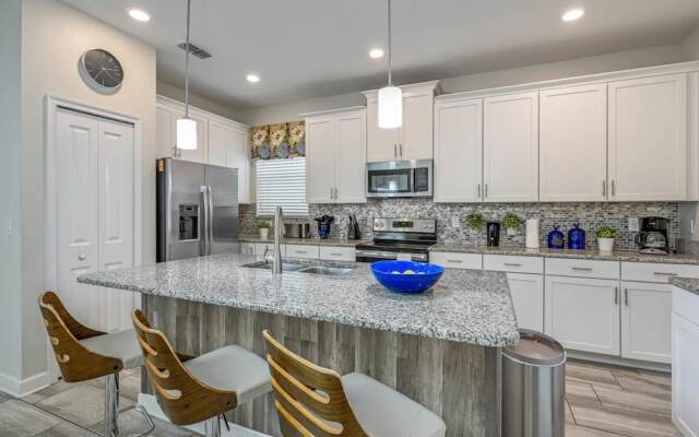 Luxury Storey Lake Retreat - Spacious Disney-near