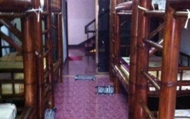 Be Beez Cafe and Guesthouse