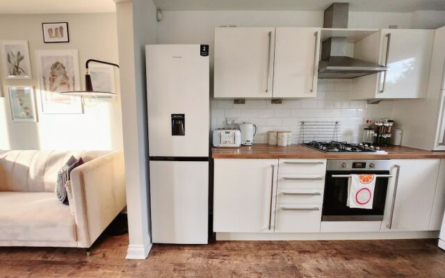 Modern 5 Bed Townhouse with Free Parking