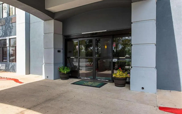 Quality Inn & Suites Airport