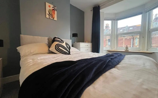 Lena St - 3 Bedroom House - Sleeps 6 - Wifi