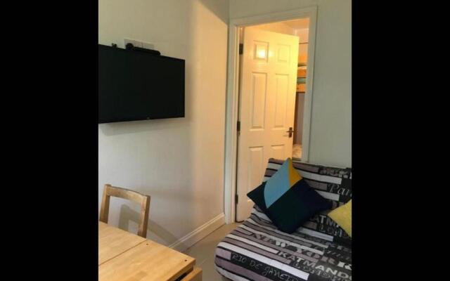 Small Modern Comfortable 2 Bedroom Apartment - Cmyr