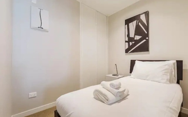 Central & Modern 2-Bedroom Apartment