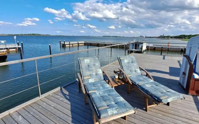 Houseboat Harmony