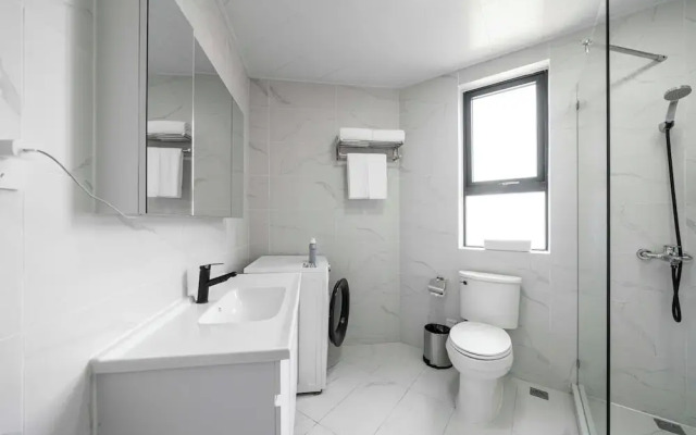 Tyms Elegant 4BR 2BA Apt in Xujiahui